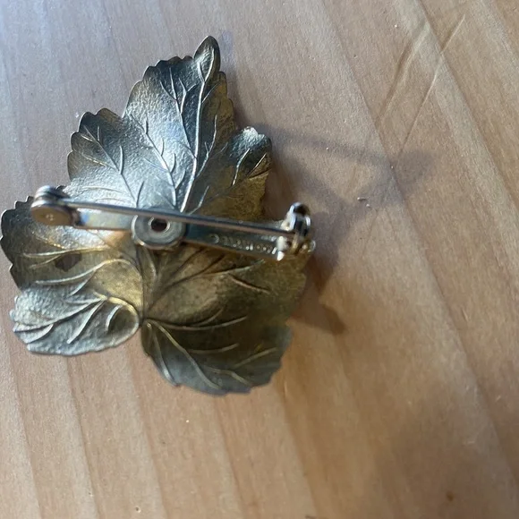 Set of two Vintage Sarah Coventry gold‎ leaf pins with pearls Brooche
